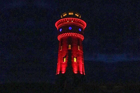 Der Wasserturm neben dem Haus bei Nacht